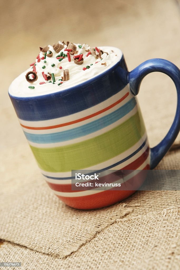 Navidad bebida con crema batida y virutas de colores - Foto de stock de Alimento libre de derechos