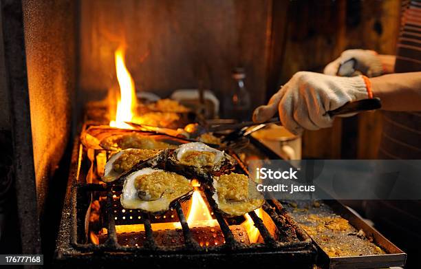 Kochen In Der Küche Im Freien Stockfoto und mehr Bilder von Kochberuf - Kochberuf, Zugänglichkeit, Brennen