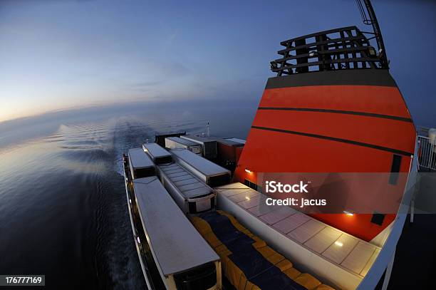 Foto de Caminhões Na Balsa e mais fotos de stock de Acessibilidade - Acessibilidade, Azul, Barco de passageiros