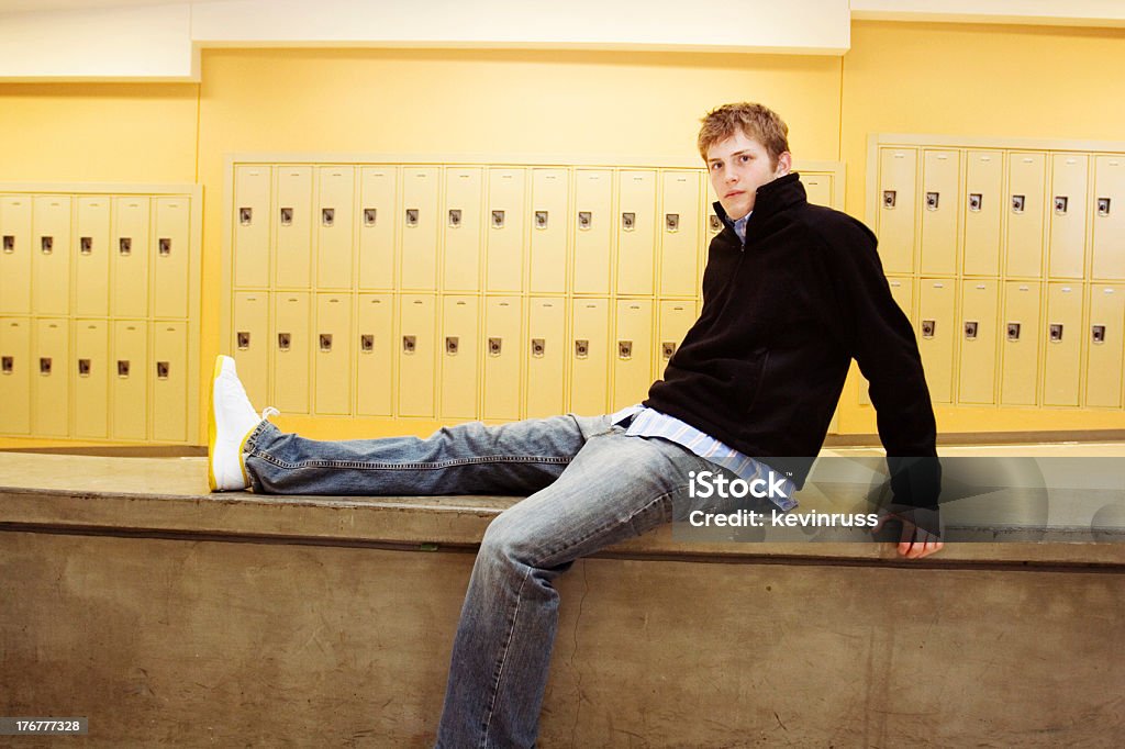 Blonde Mann sitzt auf einem Band an der Schule - Lizenzfrei Auge Stock-Foto