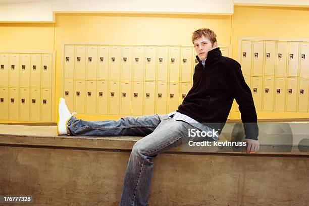 Blonde Mann Sitzt Auf Einem Band An Der Schule Stockfoto und mehr Bilder von Auge - Auge, Beige, Bildung