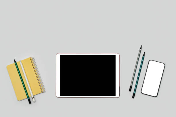 tablet i telefon z izolowanym ekranem, notatnik, ołówki leżące na stole. makieta. - digital tablet note pad business cloud computing zdjęcia i obrazy z banku zdjęć