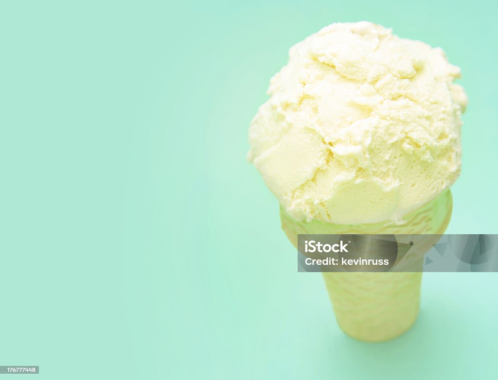 Ванильное мороженое в вафельном рожке - Стоковые фото Бежевый роялти-фри