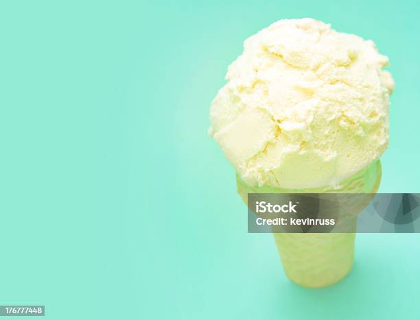 Ванильное Мороженое В Вафельном Рожке — стоковые фотографии и другие картинки Бежевый - Бежевый, Бирюзовый, Ванильное мороженое