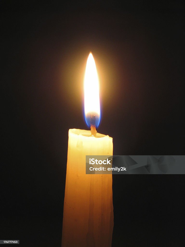 Свеча освещения против темного фона - Стоковые фото Свеча роялти-фри