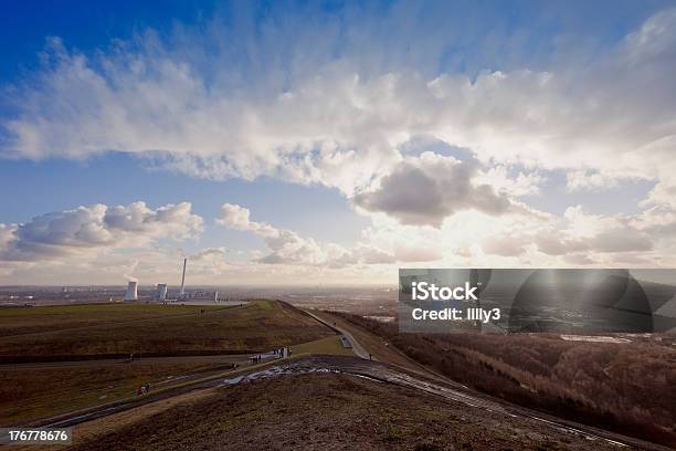 Distretto Industriale Con Grande Mucchio E Power Plant - Fotografie stock e altre immagini di Panoramica