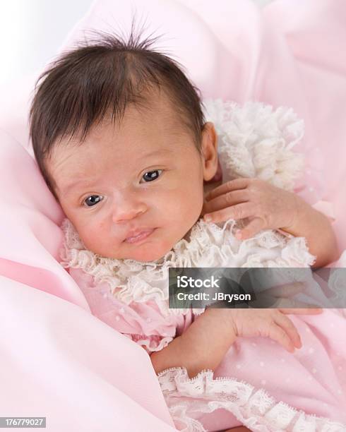 Razza Mista Bambina In Rosa E Pizzo - Fotografie stock e altre immagini di 0-11 Mesi - 0-11 Mesi, 2-5 Mesi, Ambientazione interna