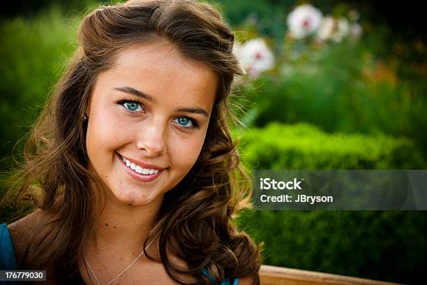 Portrait Suntanned Teenager Mädchen Outdoors Blauen Augen Hübschen Lächeln Stockfoto und mehr Bilder von Blick in die Kamera