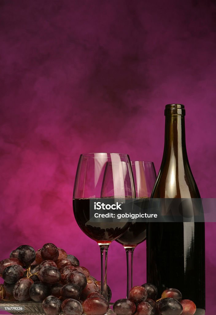 Vertical de garrafa de vinho com óculos e uvas - Royalty-free Abastecer Foto de stock