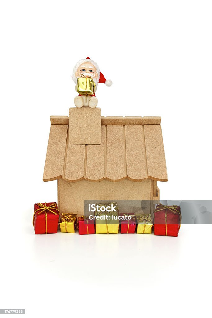 Santa Claus sala de estar con chimenea de sujeción de un regalo - Foto de stock de Adorno de navidad libre de derechos
