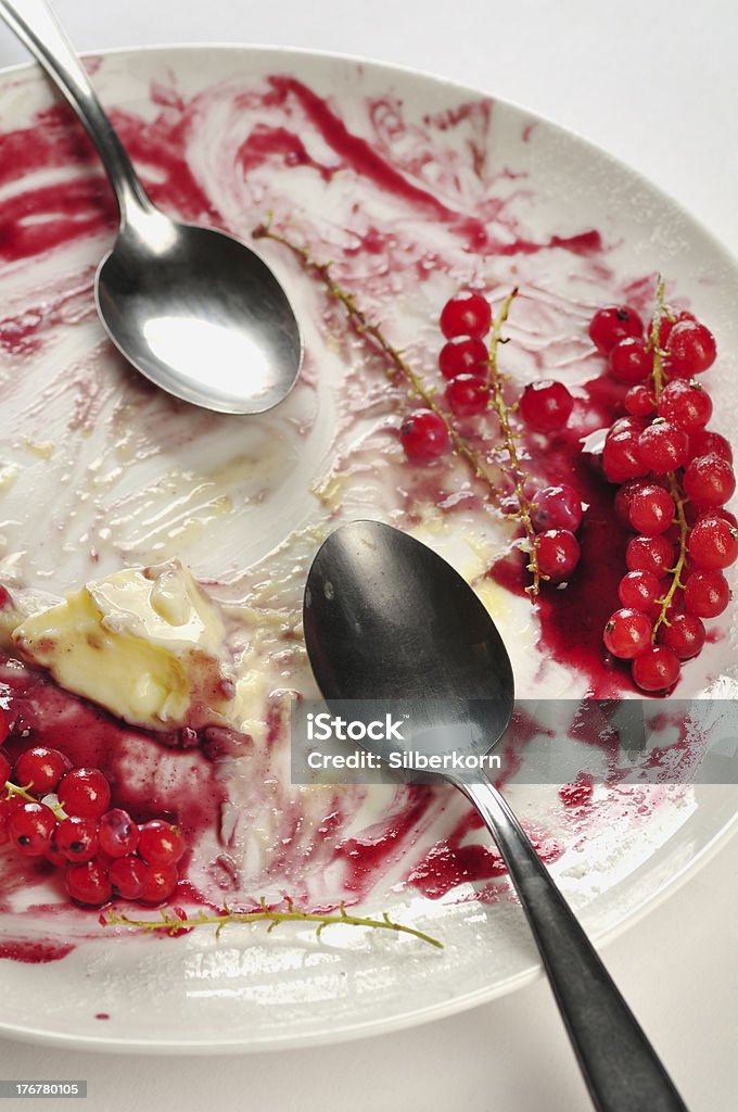 "engullido" pudín de postre sobrante y spoons en un plato - Foto de stock de Acabar libre de derechos