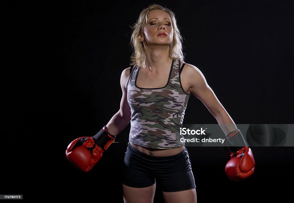 Femme avec des gants de boxe - Photo de Adulte libre de droits