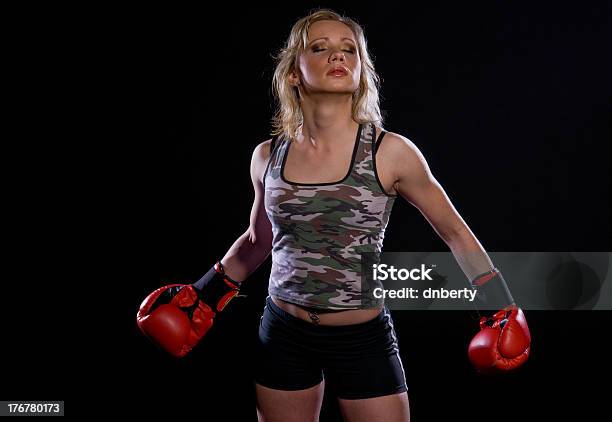 Ragazza Con I Guantoni Da Boxe - Fotografie stock e altre immagini di Adulto - Adulto, Capelli biondi, Composizione orizzontale