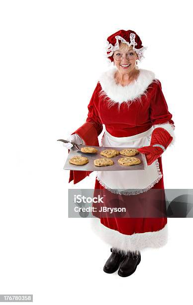 Mamma Natale Offre Un Biscotto Con Gocce Di Cioccolato Appena Sfornato - Fotografie stock e altre immagini di Mamma Natale
