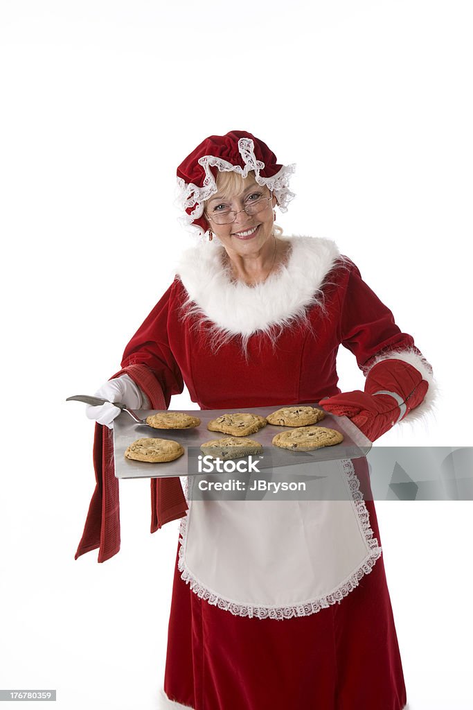 Мать Рождество предлагает свежий запеченный печенья с кусочками шоколада - Стоковые фото Миссис Клаус роялти-фри