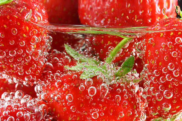 truskawki w wodzie, zbliżenie - washing fruit preparing food strawberry zdjęcia i obrazy z banku zdjęć