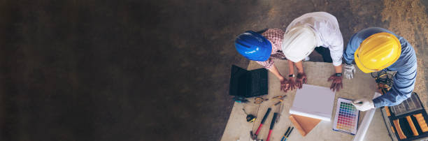 Banner Civil construction engineer team meeting on construction site with partner teamwork trust team consult together. Panorama image engineer team discuss wear hard hat construction engineer concept banner reunión del equipo de ingenieros de construcción civil en el sitio de construcción con el equipo de confianza de trabajo en equipo del socio consultar juntos. el equipo de ingenieros de imagen de panorama discute el concepto de ingeniero de const
