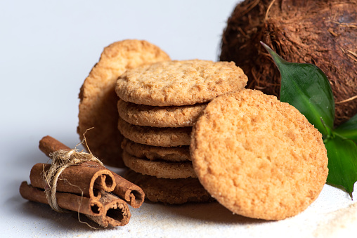 Crispy integral biscuits with coconut and cinnamon
