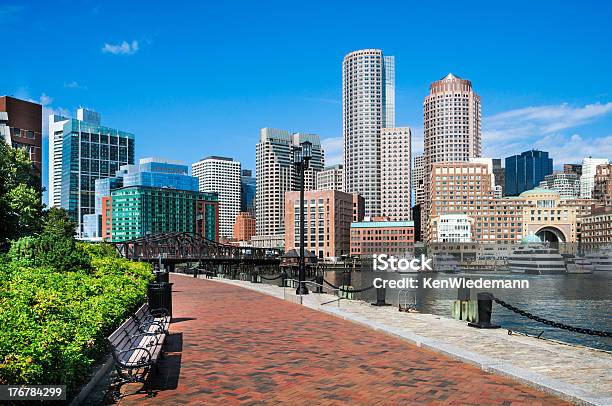 Harborwalk Bänke Stockfoto und mehr Bilder von Boston - Boston, Sommer, Parkanlage