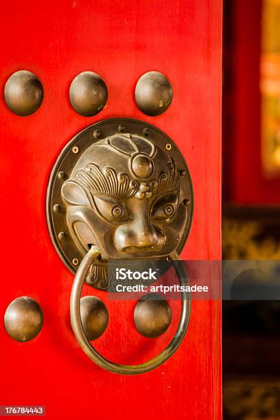Foto de Red Door e mais fotos de stock de Arquitetura - Arquitetura, Boneca, Buda