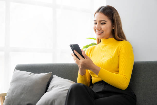 Close up of woman's hands holding credit card and smartphone and laptop Young woman pays online using bank, enters order information in internet shop, online name concept primer plano de las manos de la mujer sosteniendo la tarjeta de crédito y el teléfono inteligente y la computadora portátil la mujer joven paga en línea usando el banco, ingresa la información del pedido en la tienda de internet, concepto de nombre en