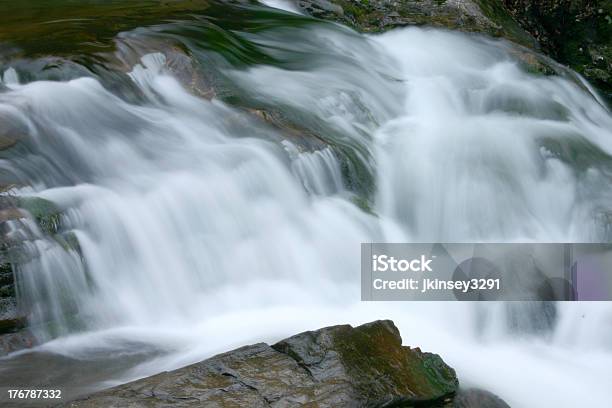 Cascata Próxima De Cades Cove - Fotografias de stock e mais imagens de Ao Ar Livre - Ao Ar Livre, Appalachia, Beleza natural