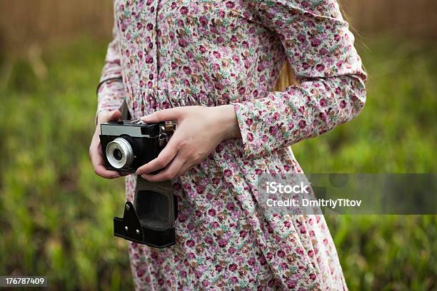 여자아이 사진작가 는 걷기 굴절률은 메도 걷기에 대한 스톡 사진 및 기타 이미지 - 걷기, 공원, 녹색