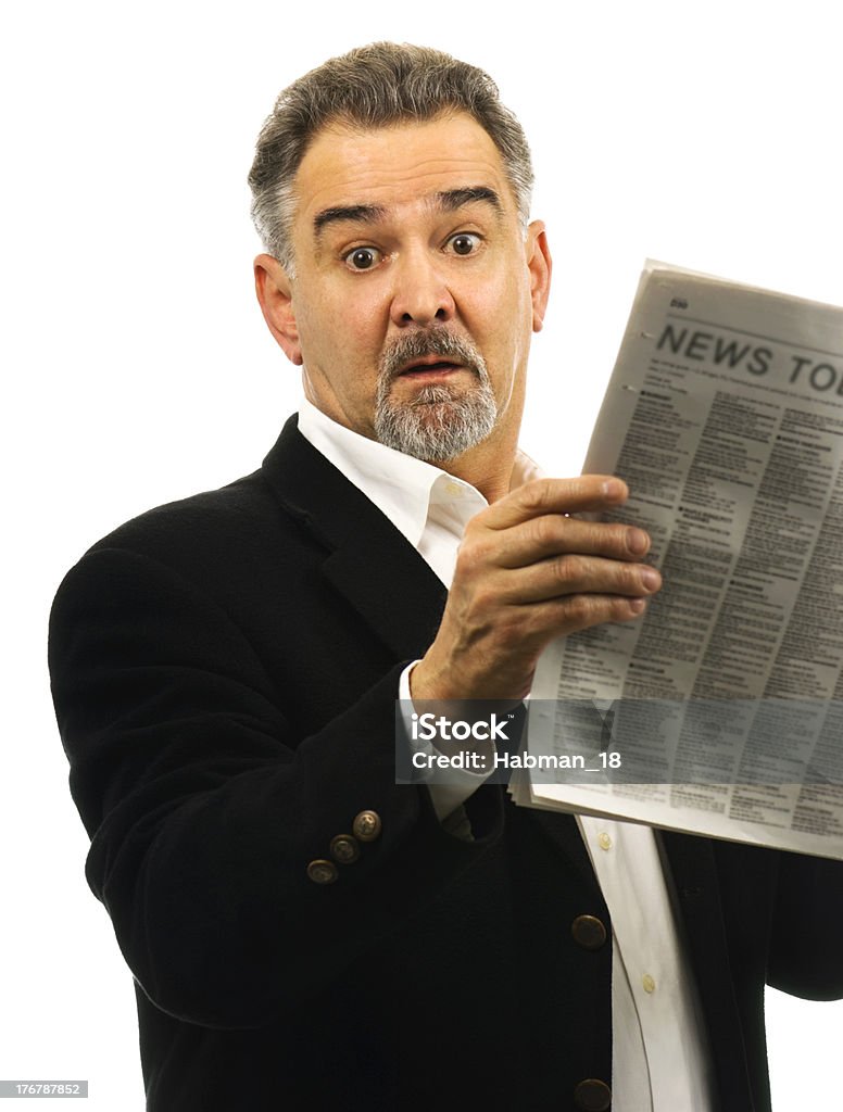 Homem parece chocado enquanto lê o jornal - Foto de stock de 50 Anos royalty-free