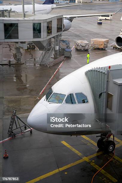 Foto de Avião No Aeroporto e mais fotos de stock de Aeroporto - Aeroporto, Avião, Avião comercial