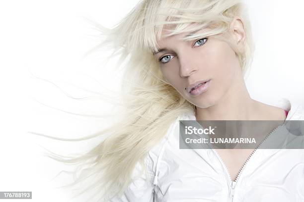 Bella Bionda Ragazza Moda Capelli Lunghi Su Bianco Vento - Fotografie stock e altre immagini di Bellezza