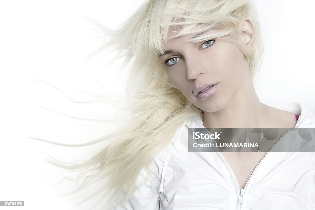 Красивая белокурая Девушка моды wind длинные волосы над белой - Стоковые фото Ветер роялти-фри