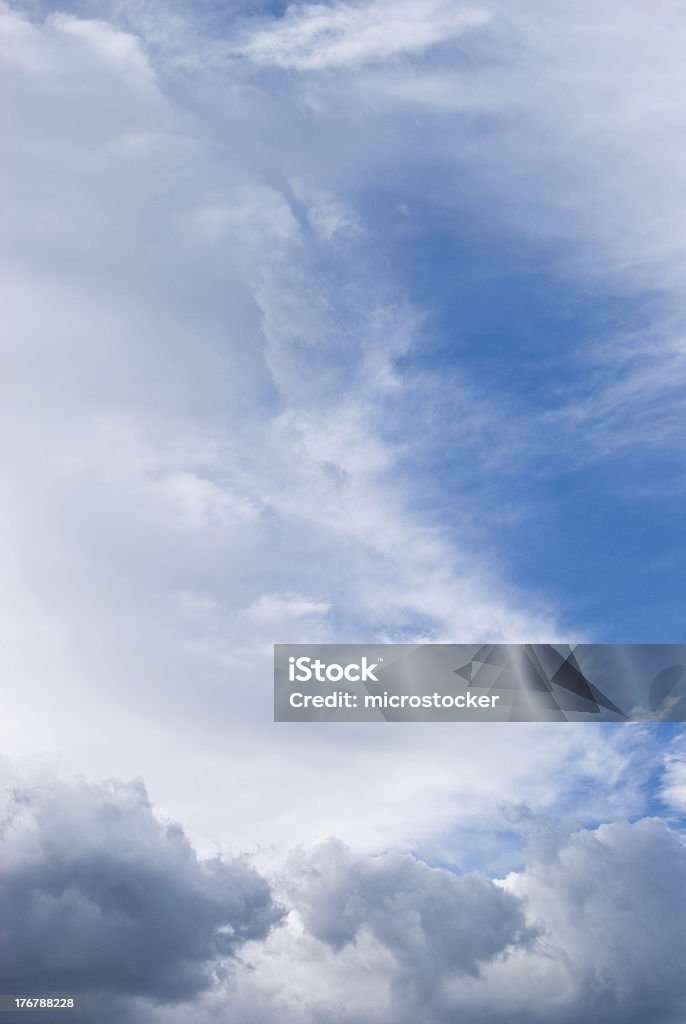 Piumino nuvole bianche nel cielo blu di sfondo - Foto stock royalty-free di Bellezza naturale