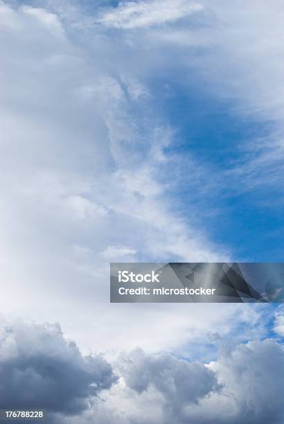 Volumosa Nuvens Brancas No Céu Azul De Fundo - Fotografias de stock e mais imagens de Azul - Azul, Beleza natural, Céu
