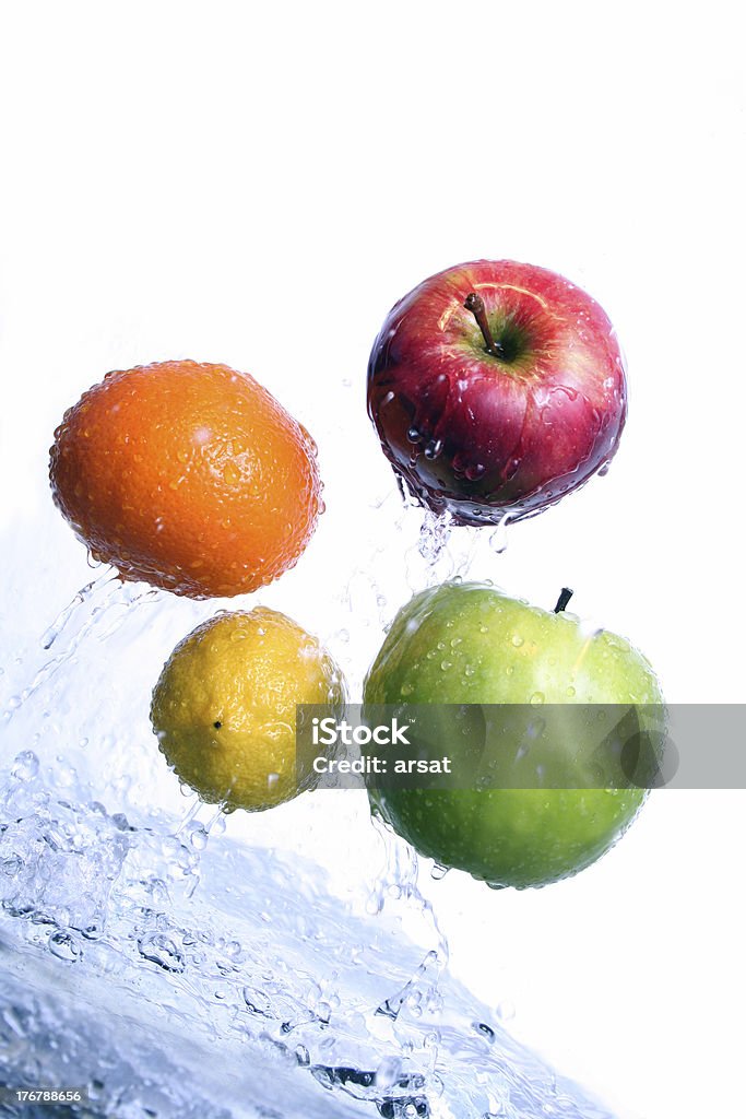 Frutta saltare fuori dall'acqua - Foto stock royalty-free di Agrume
