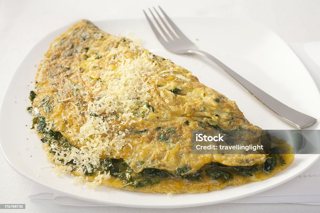 Omelete com espinafre e parmesão - Foto de stock de Comida royalty-free