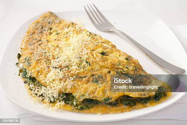 Foto de Omelete Com Espinafre E Parmesão e mais fotos de stock de Comida - Comida, Comida Pronta, Comida e bebida