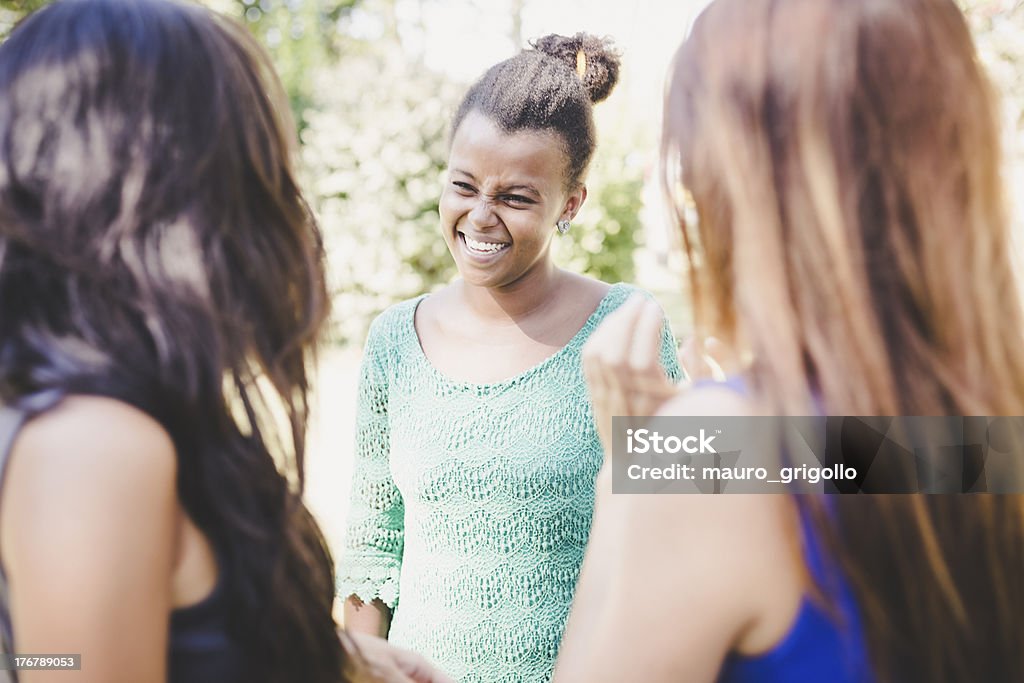 Três mulheres jovens a divertir-se no parque - Royalty-free 18-19 Anos Foto de stock