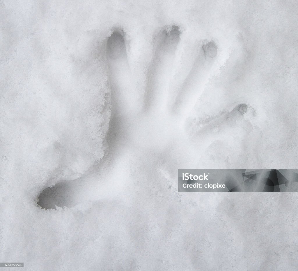 Рука в снегу - Стоковые фото Горизонтальный роялти-фри