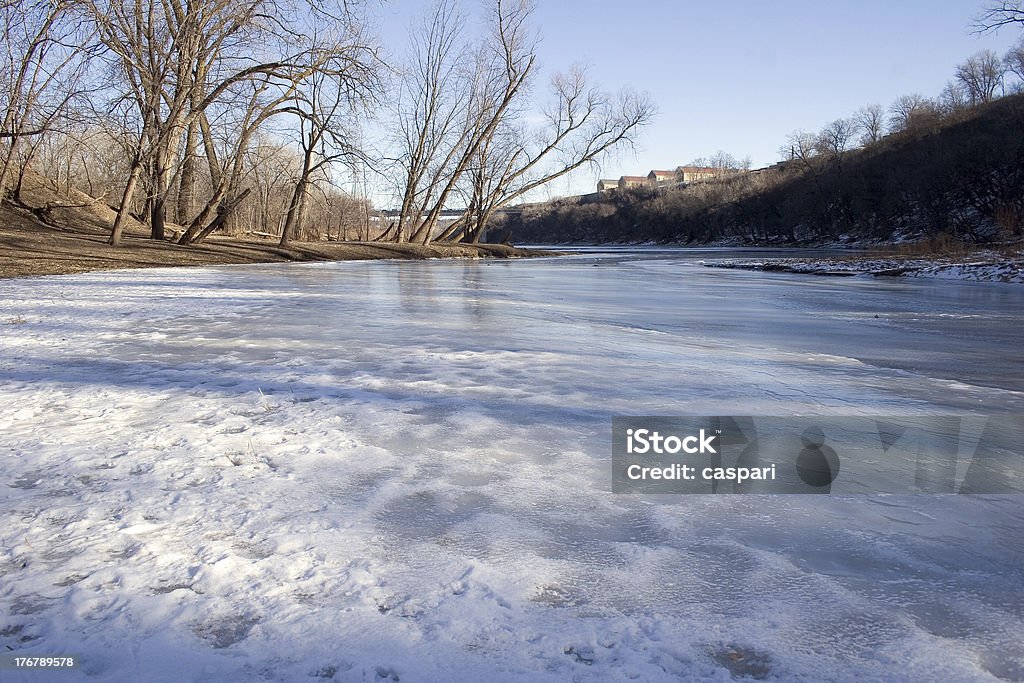 Nebenfluss fließt in den Mississippi River in Minneapolis, Min - Lizenzfrei Anhöhe Stock-Foto