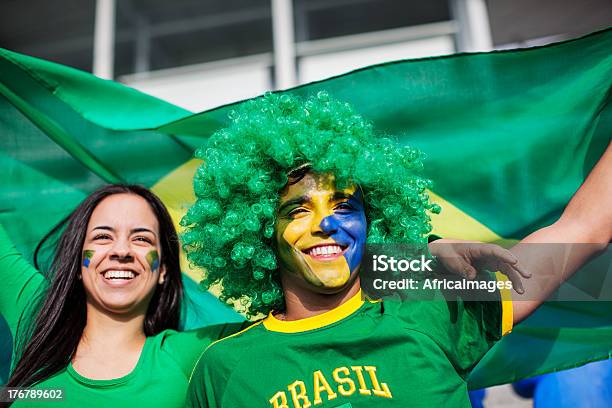 Foto de Casal Assistindo A Um Jogo De Futebol Brasileiro e mais fotos de stock de Acenar - Acenar, Adolescência, Alegria