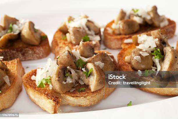 Bruschetta Con Champiñones Y Virutas Foto de stock y más banco de imágenes de Alimento - Alimento, Bruschetta, Bufé