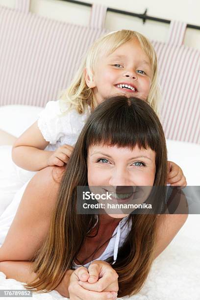 Feliz Madre E Hija Foto de stock y más banco de imágenes de 2-3 años - 2-3 años, 30-34 años, A caballo