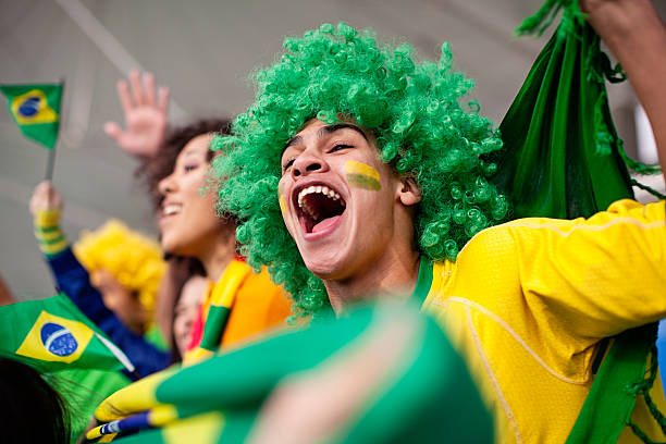eufórico aficionado brasileño mientras mira un juego de fútbol americano - evento internacional de fútbol fotografías e imágenes de stock