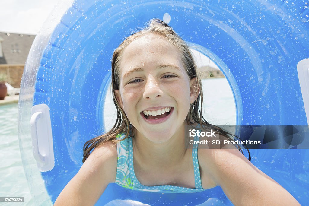 Bambina carina con giocattoli della piscina di nuoto - Foto stock royalty-free di Bambine femmine