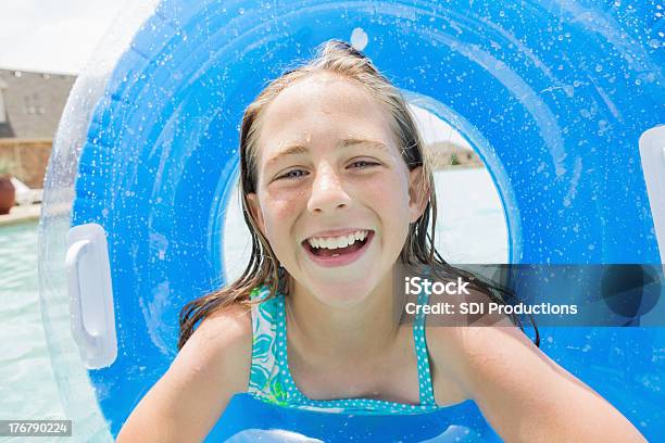 Bambina Carina Con Giocattoli Della Piscina Di Nuoto - Fotografie stock e altre immagini di Bambine femmine