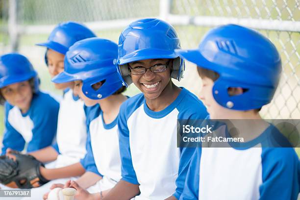 Foto de Liga Juvenil e mais fotos de stock de Banco - Assento - Banco - Assento, Beisebol, Criança