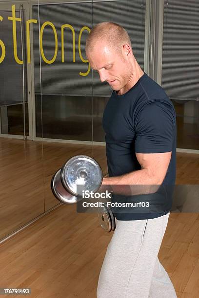 Biceps Enrole - Fotografias de stock e mais imagens de Adulto - Adulto, Articulação humana, Atividade