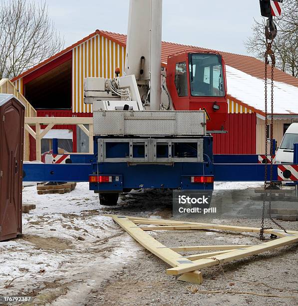 Construcción De La Casa De Madera Foto de stock y más banco de imágenes de Agarrar - Agarrar, Aire libre, Ampliación de casa