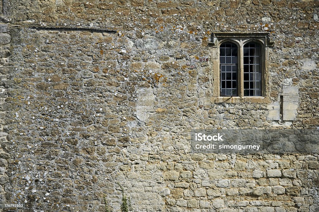 Castillo de leeds a fondo de pared, pequeña ventana - Foto de stock de Pared fortificada libre de derechos