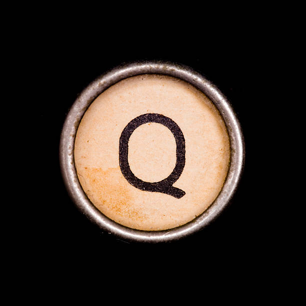 macchina da scrivere lettera q - typewriter key foto e immagini stock